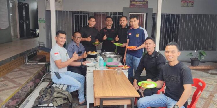 Jalin Keakraban, Karutan Takengon Rusli Gelar Makan Bersama Pegawai Dan Warga Binaan