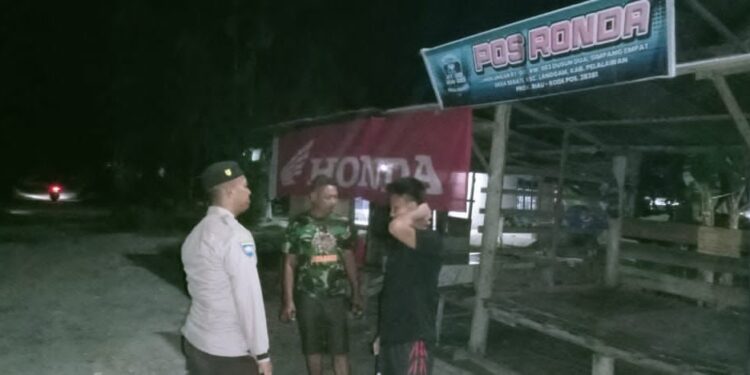 Cek Pos Kamling di Desa Segati, Polisi Jaga Keamanan Warga
