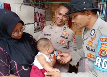 Tim Dokkes Polres Aceh Tengah Bersama Tim Medis Brimob Tangani Bayi Sakit Cacar