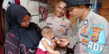 Tim Dokkes Polres Aceh Tengah Bersama Tim Medis Brimob Tangani Bayi Sakit Cacar