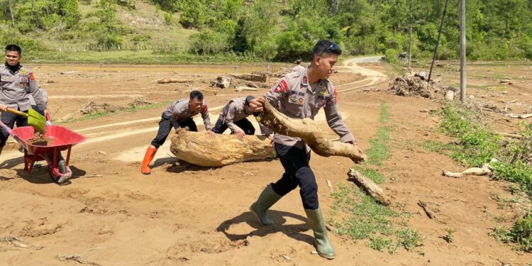 Polri Bersama Rakyat, Gotong Royong Serentak dan Respons Cepat Pulihkan Jalan Pascabencana