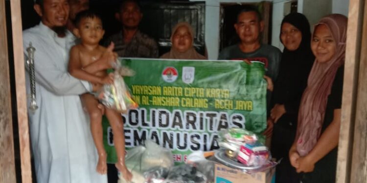 Hujan Deras, Relawan Arita Cipta Karya Bersama Tim Al Anshar Calang Tetap Semangat Salurkan Bantuan Di Aceh Tamiang