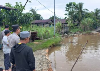 Jalan Porak-Poranda Dihantam Banjir, Kapolres Aceh Singkil Tinjau Dan Salurkan Bantuan Ke Warga