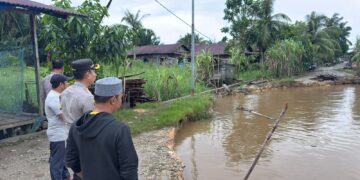 Jalan Porak-Poranda Dihantam Banjir, Kapolres Aceh Singkil Tinjau Dan Salurkan Bantuan Ke Warga