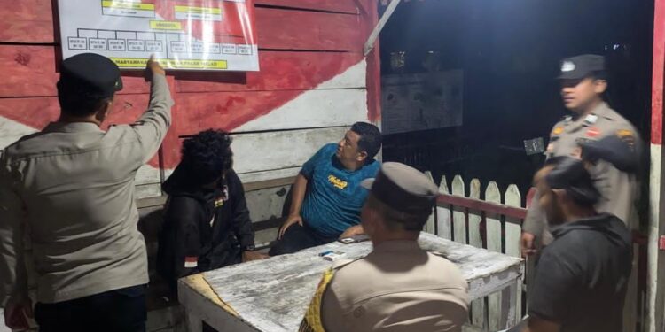 Polsek Pangkalan Kuras Tingkatkan Keamanan, Lakukan Pengecekan Pos Kamling Warga