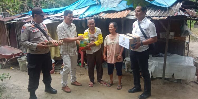 Unit Intelkam Polsek Pangkalan Kuras Salurkan Bantuan Sosial di Hari Jadi Intelijen Polri ke-80