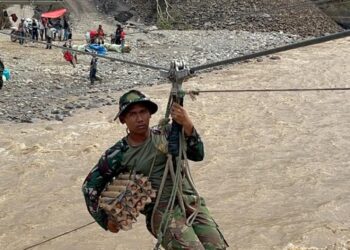 Ditengah Pascabencana, Prajurit Yonif TP 854 Salurkan Bantuan Ke Desa Terisolir Kecamatan Ketol