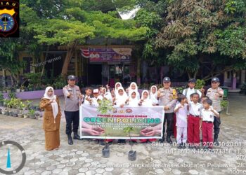 Polisi Tanam Bibit Pohon Buah di Sekolah Dasar Pelalawan