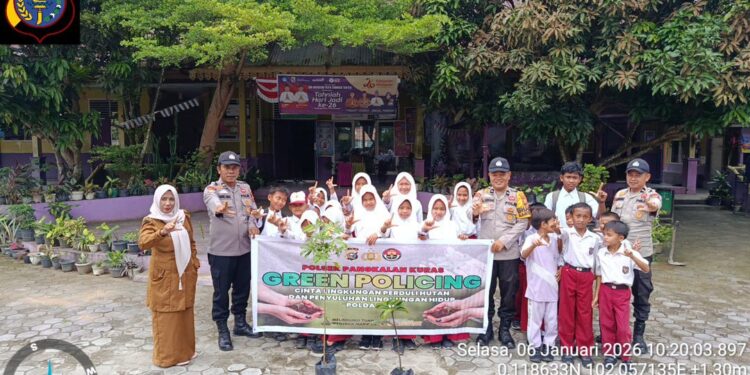 Polisi Tanam Bibit Pohon Buah di Sekolah Dasar Pelalawan