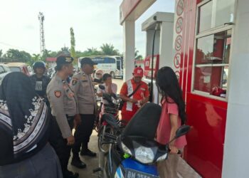 Polisi Patroli Pusat Keramaian dan SPBU di Pangkalan Kerinci