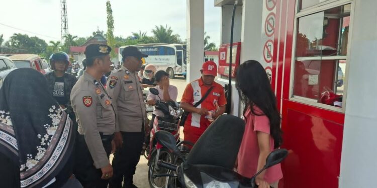 Polisi Patroli Pusat Keramaian dan SPBU di Pangkalan Kerinci