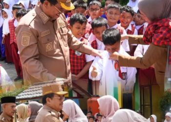 Bupati Aceh Singkil Salurkan Bantuan Seragam Dan Sepatu Sekolah Untuk Siswa Terdampak Banjir