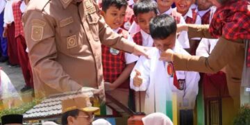 Bupati Aceh Singkil Salurkan Bantuan Seragam Dan Sepatu Sekolah Untuk Siswa Terdampak Banjir