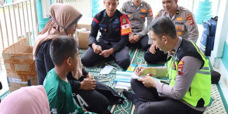 Polres Aceh Tengah Hadirkan Layanan Kesehatan Dan Bagi Alat Tulis Untuk Anak-anak Di Posko Pengungsian
