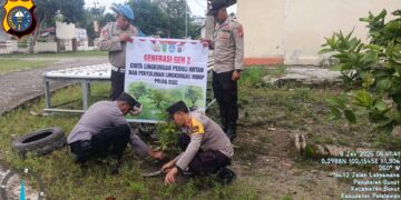 Polsek Bunut Lakukan Perawatan Bibit Pohon Dukung Program Penghijauan Kapolda Riau