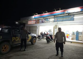Polsek Kerumutan Gelar Patroli Blue Light Antisipasi Kejahatan C3 di Pusat Keramaian