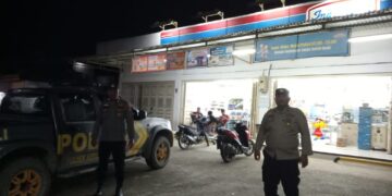 Polsek Kerumutan Gelar Patroli Blue Light Antisipasi Kejahatan C3 di Pusat Keramaian