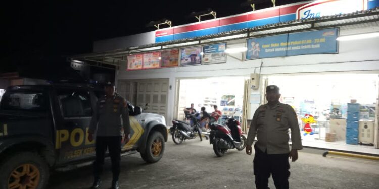 Polsek Kerumutan Gelar Patroli Blue Light Antisipasi Kejahatan C3 di Pusat Keramaian