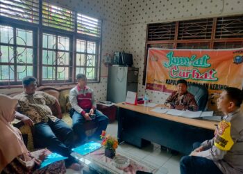 Polsek Pangkalan Kerinci Gelar Jumat Curhat di Desa Mekarjaya
