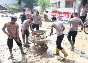 Gercep Polres Aceh Tenggara, Kapolres Bersama Personel Kurve Bersihkan Lumpur Sisa Banjir