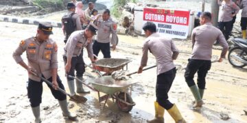 Gercep Polres Aceh Tenggara, Kapolres Bersama Personel Kurve Bersihkan Lumpur Sisa Banjir