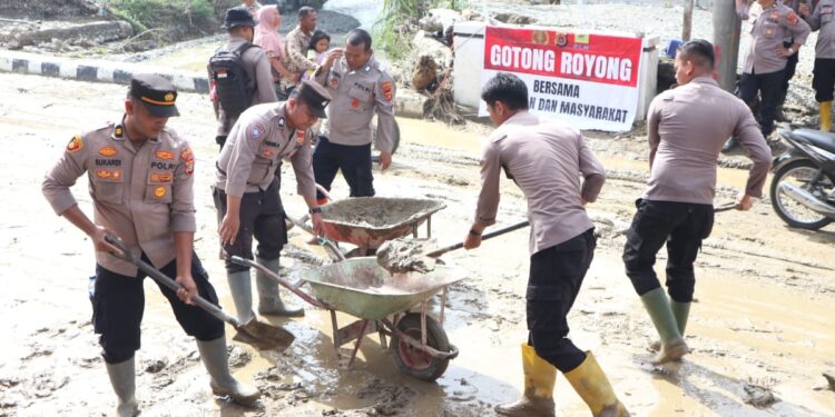 Gercep Polres Aceh Tenggara, Kapolres Bersama Personel Kurve Bersihkan Lumpur Sisa Banjir