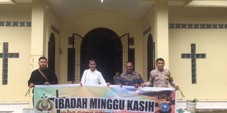 Polsek Kerumutan Hadiri Ibadah Minggu Kasih, Pastikan Jemaat Aman dan Tertib