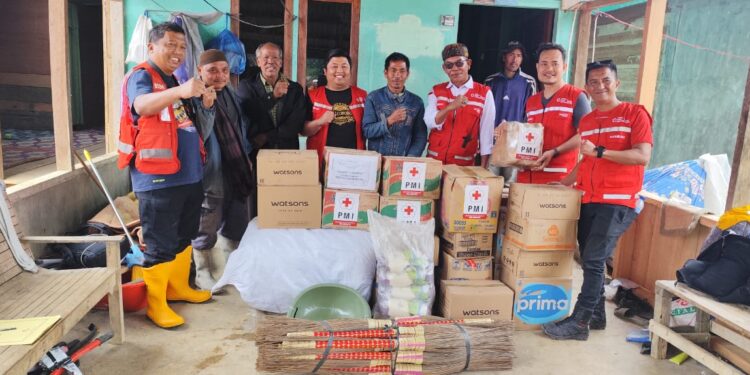 Perduli Kemanusian, PMI Berikan Layanan Kesehatan Dan Bantuan Di Kecamatan Permata