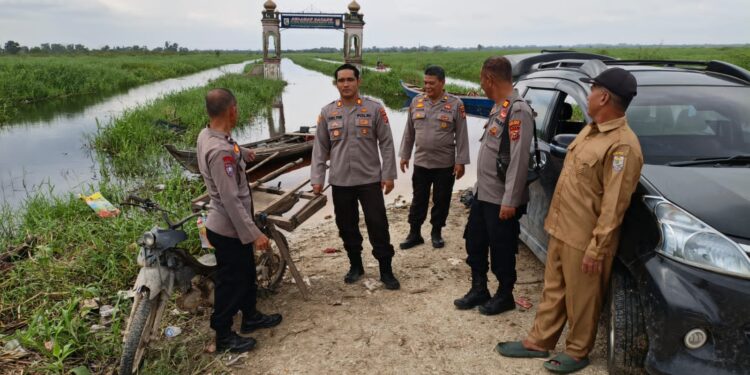 Kapolsek Pangkalan Kerinci Cek Debit Air di Desa Rantau Baru Bawah, Akses Jalan Tergenang 60 Cm