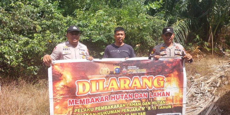 Polsek Kuala Kampar Sosialisasikan Larangan Membakar Hutan dan Lahan di Teluk Dalam