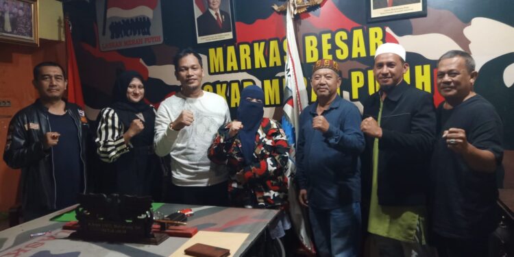 Lelia Handayani ST Terima SK Ketua Markas Daerah Aceh Dari Ketua Umum LMP Pusat 