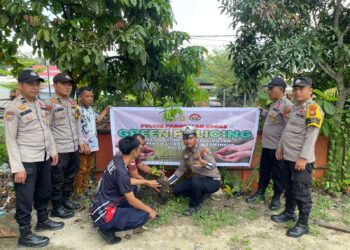 Polres Pelalawan Tanam Bibit Pohon Buah Dukung Program Green Policing Polda Riau