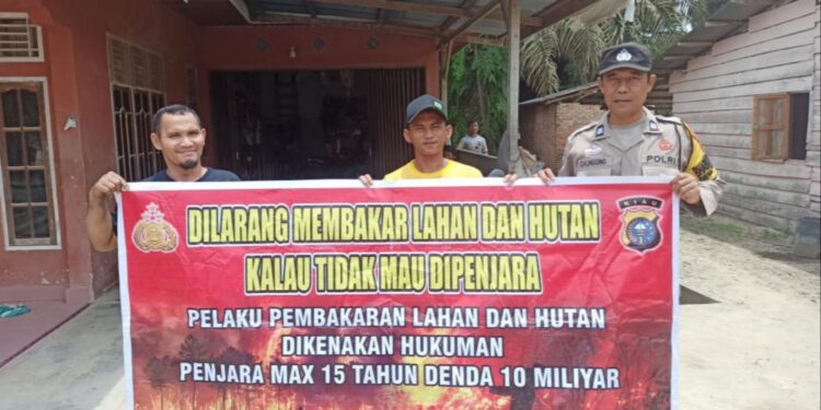 Polsek Langgam Sosialisasikan Larangan Membakar Hutan dan Lahan kepada Warga Segati