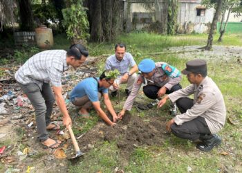 Polisi Tanam Bibit Pohon Buah di Masjid Al Muhajirin Pangkalan Kerinci