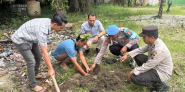 Polisi Tanam Bibit Pohon Buah di Masjid Al Muhajirin Pangkalan Kerinci