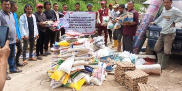 Camat Labuhan Haji Barat Salurkan Bantuan Logistik Ke Kampung Uning Mas