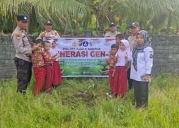 Polisi Tanam Bibit Mangga di Sekolah Kuala Kampar