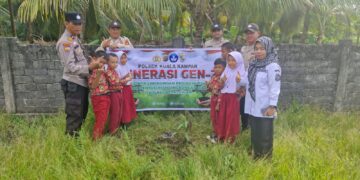 Polisi Tanam Bibit Mangga di Sekolah Kuala Kampar