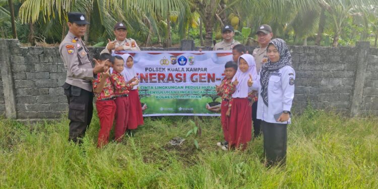 Polisi Tanam Bibit Mangga di Sekolah Kuala Kampar