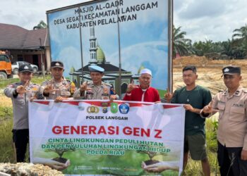 Polsek Langgam Tanam Bibit Manggis dan Kelengkeng di Desa Segati