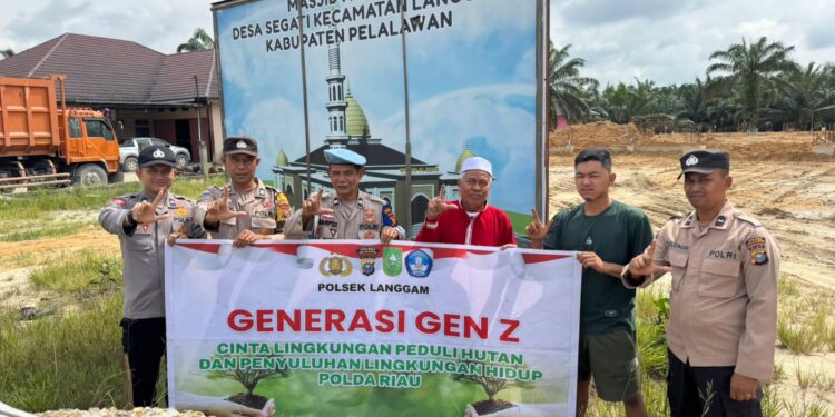 Polsek Langgam Tanam Bibit Manggis dan Kelengkeng di Desa Segati