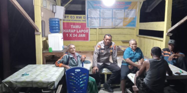 Polsek Kerumutan Cek Pos Kamling, Tingkatkan Kepercayaan Masyarakat terhadap Polri