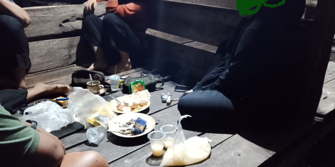 Cegah Pelanggaran Syariat, Personel WH Aceh Singkil Amankan Muda-mudi Konsumsi Tuak