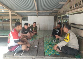 Bhabinkamtibmas Langgam Sambangi Warga Desa Sotol, Sampaikan Pesan Kamtibmas