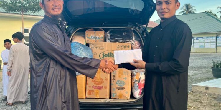Dayah Terpadu Al-Anshar Calang Amanahkan Donasi Kepada Posko Al Anshar