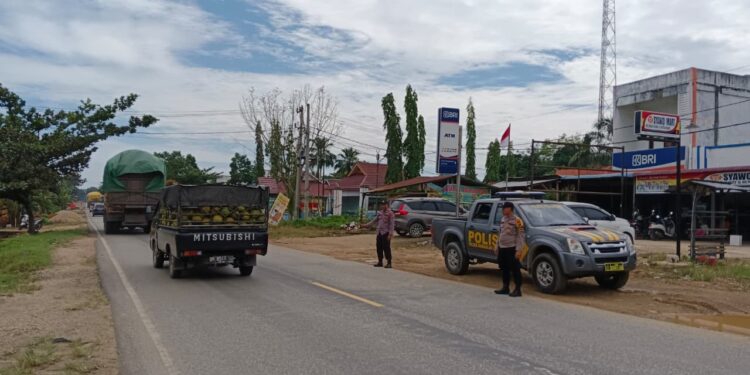 Polsek Pangkalan Lesung Patroli dan Atur Lalu Lintas Antisipasi C3 di Jalan Lintas Timur