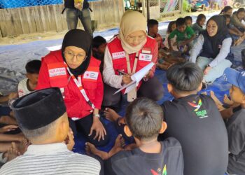 Langkah Kemanusiaan PMI Menembus Longsor Demi Berikan Layanan di Desa Umang