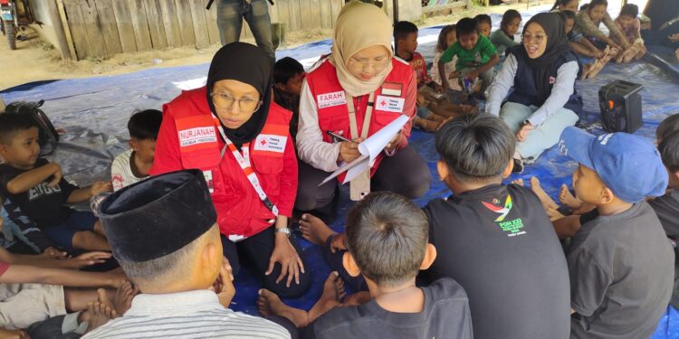 Langkah Kemanusiaan PMI Menembus Longsor Demi Berikan Layanan di Desa Umang