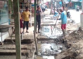 Warga Parang IX Gotong Royong Membersihkan Saluran Air