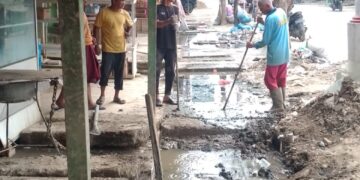 Warga Parang IX Gotong Royong Membersihkan Saluran Air